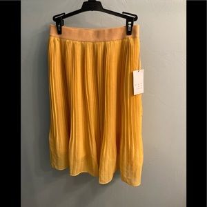 NWT cute pleated bright yellow skirt with POCKETS! Elastic waist